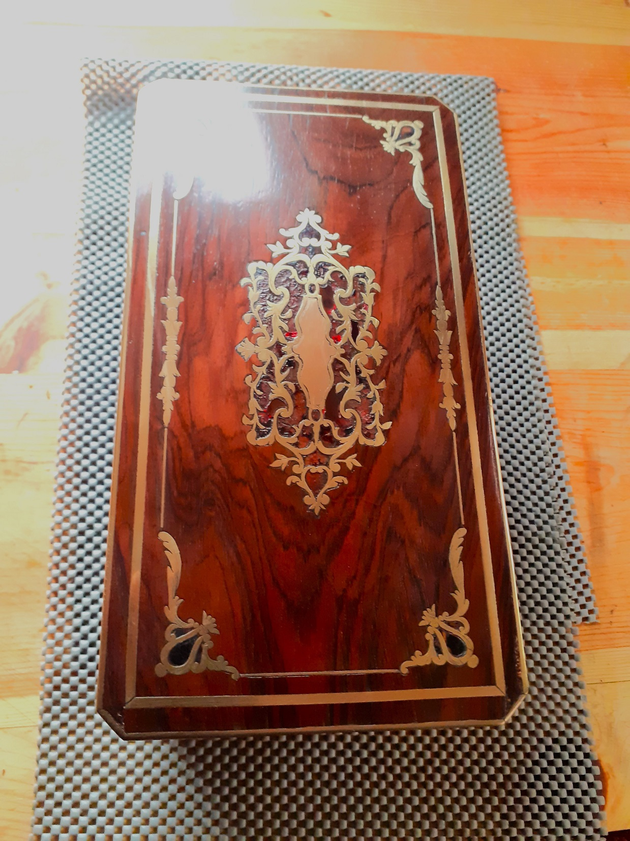 Coffret marqueterie matériaux rares. Cliquez et voyez comment cela a été fait
